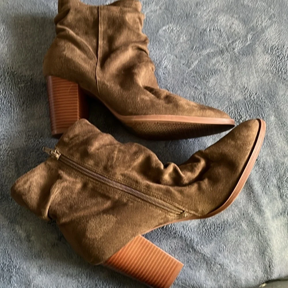 Qupid Faux Suede Rouched Stacked Heel Side Zip Boots NWOT Sz 10. Brown